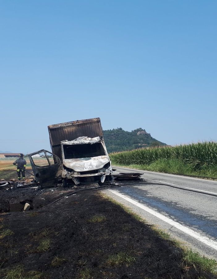 Furgone va in fiamme sulla Provinciale tra Cavour e Barge