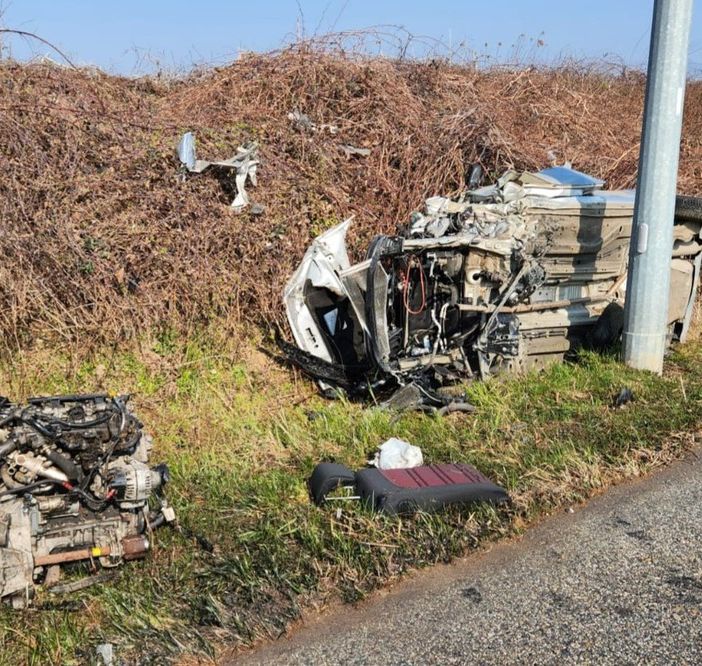 L'auto uscita fuori strada a Pinerolo