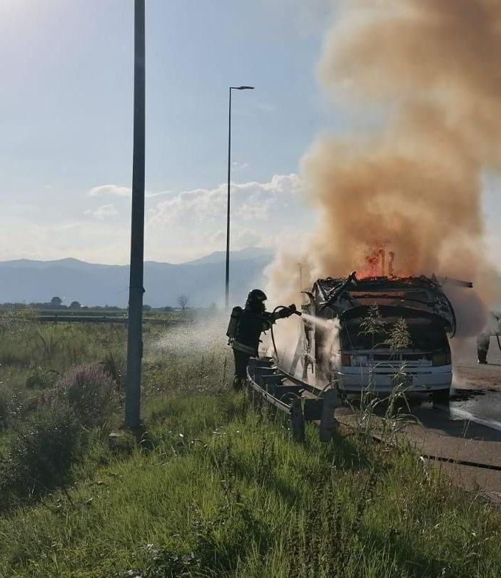 Un camper prende fuoco sulla statale 23 ad Airasca [FOTO]
