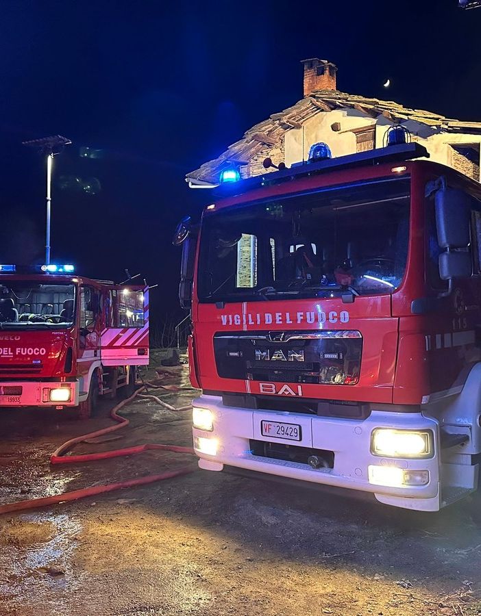 Luserna San Giovanni: va a fuoco un fienile nella parte alta del paese
