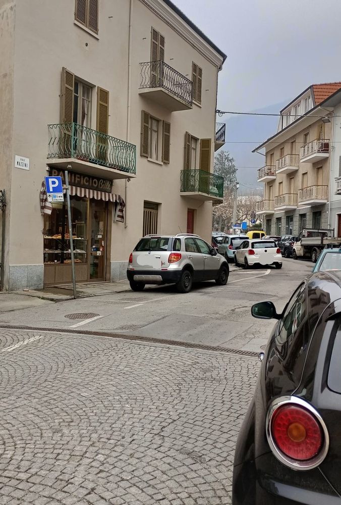 Rubano un armadio blindato con dei fucili in pieno centro a Torre Pellice nel giorno del mercato