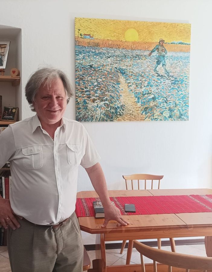 Il pastore Ruggero Marchetti vicino al quadro del Seminatore di Van Gogh
