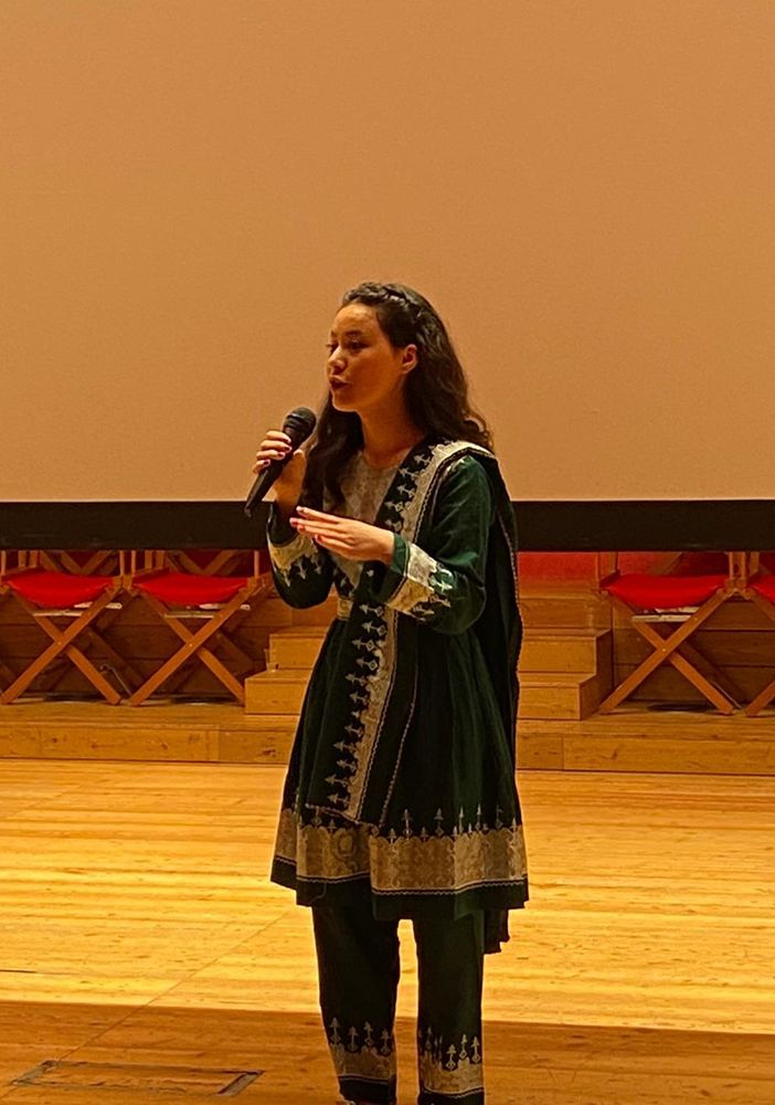 Zarifa Hussaini al Festival delle culture a L’Aquila con l’abito tradizionale Hazara