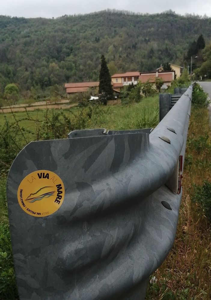 Uno degli adesivi sul percorso