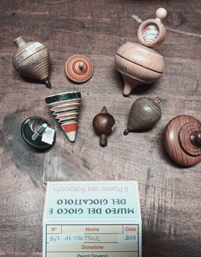 Alcune trottole del Museo del Gioco e del Giocattolo di Luserna San Giovanni