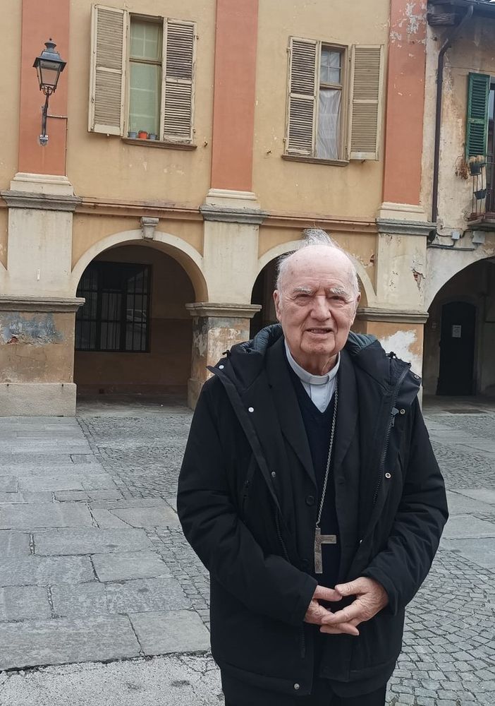 Il vescovo emerito di Pinerolo, Pier Giorgio Debernardi, nel suo nuovo paese di residenza, Luserna San Giovanni