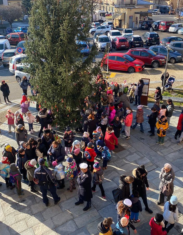 I bimbi che addobbano l'albero di Natale a Luserna San Giovanni