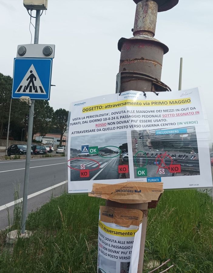 Il cartello che invita a non usare il passaggio pedonale pericoloso