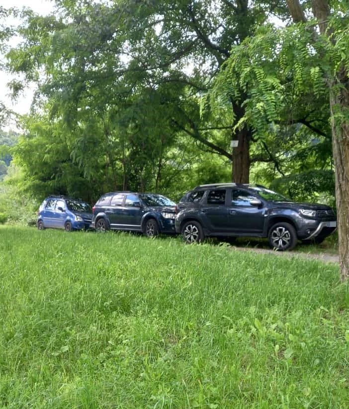 Le auto lungo la stradina sterrata che costeggia il Pellice