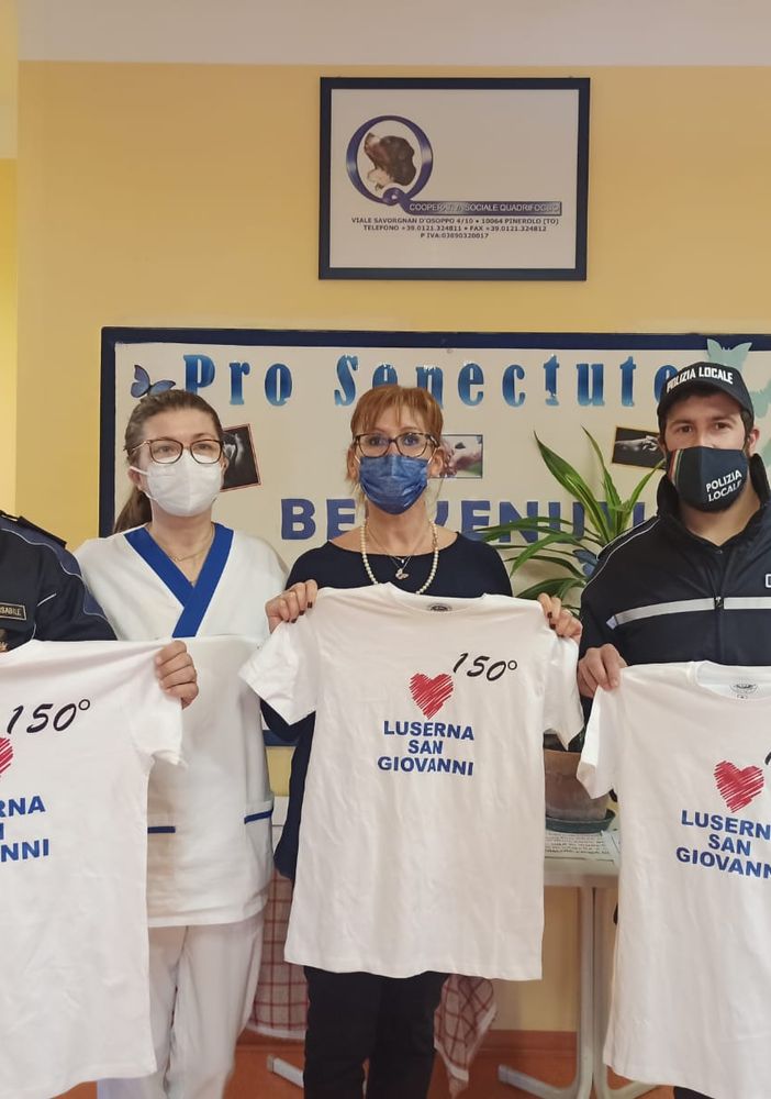 La consegna delle magliette per l’Ucraina