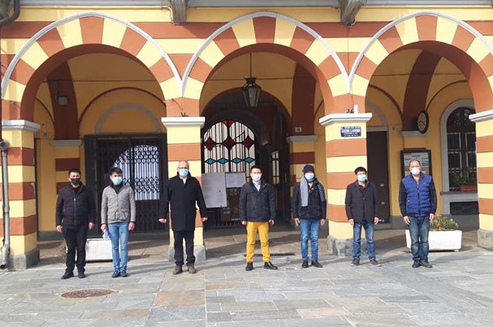 «Ci sono cinesi in piazza a Luserna San Giovanni», ma per aiutare il Comune