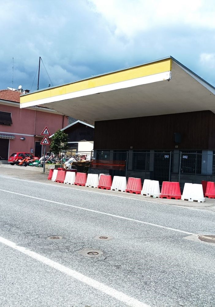 Il distributore abbandonato dell’Agip ‘sparirà’ entro l’anno
