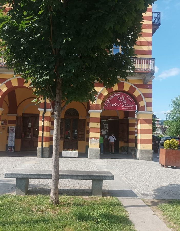 Uno scorcio del porticato con i locali all’asta