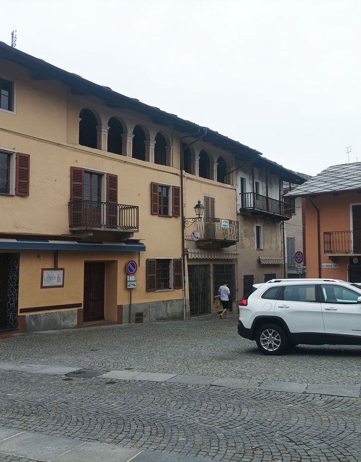 La piazza davanti a Cele
