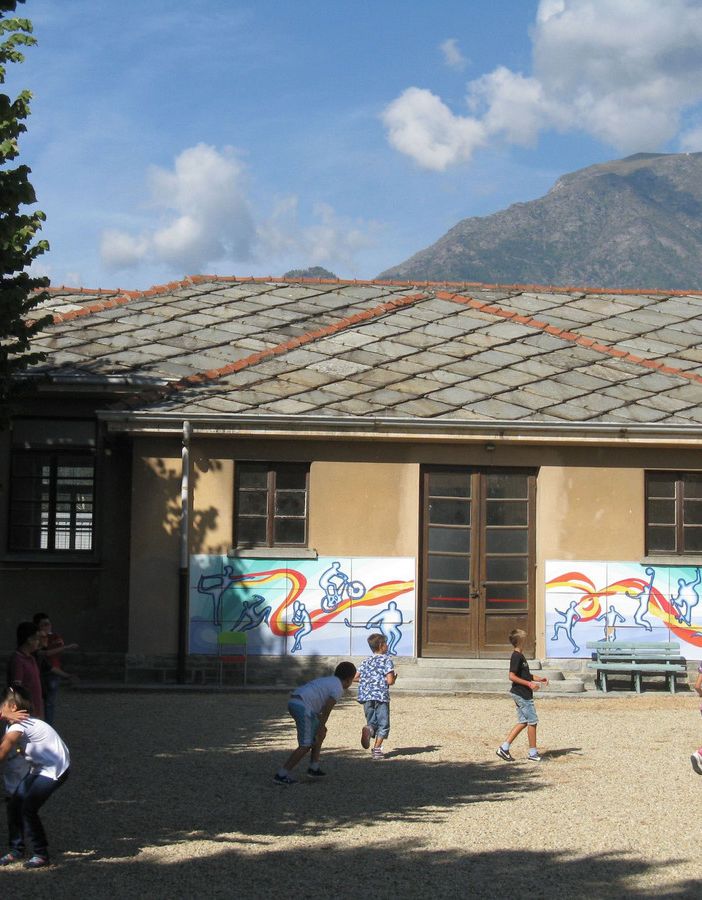 Luserna San Giovanni primaria via Tegas bimbi in cortile