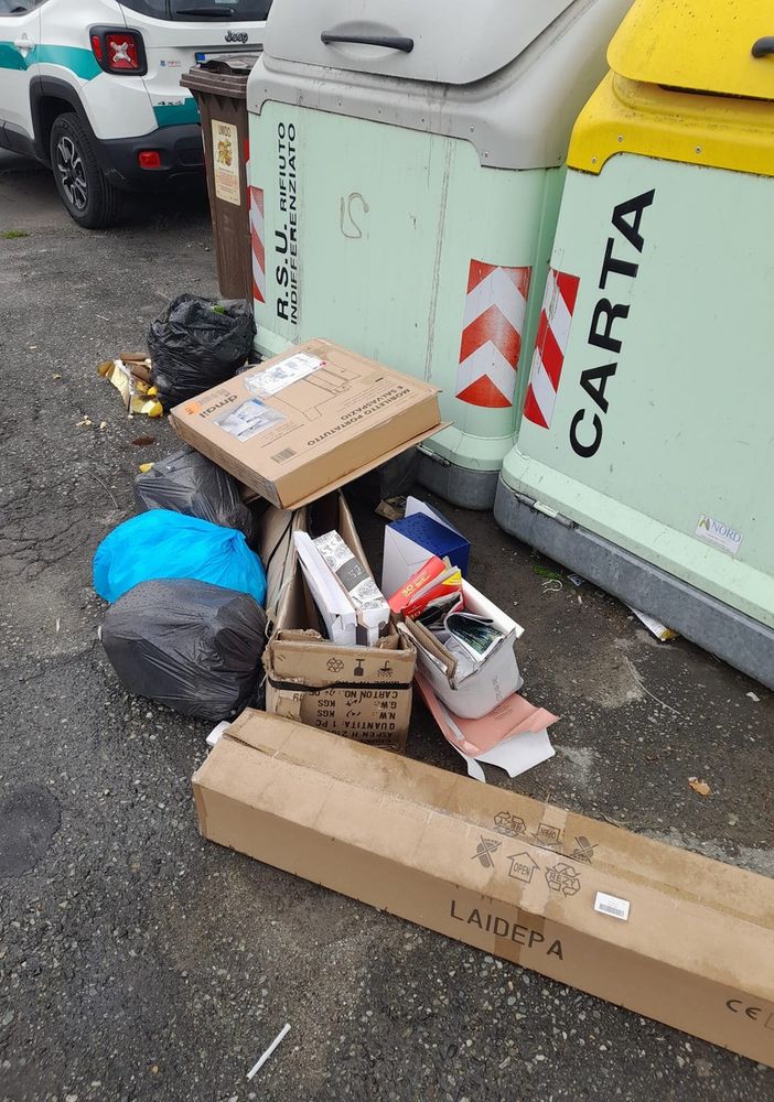 Rifiuti abbandonati fuori da un eco punto