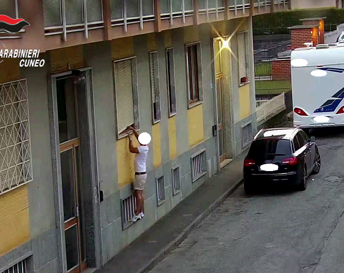 Lo spaccio dalla finestra