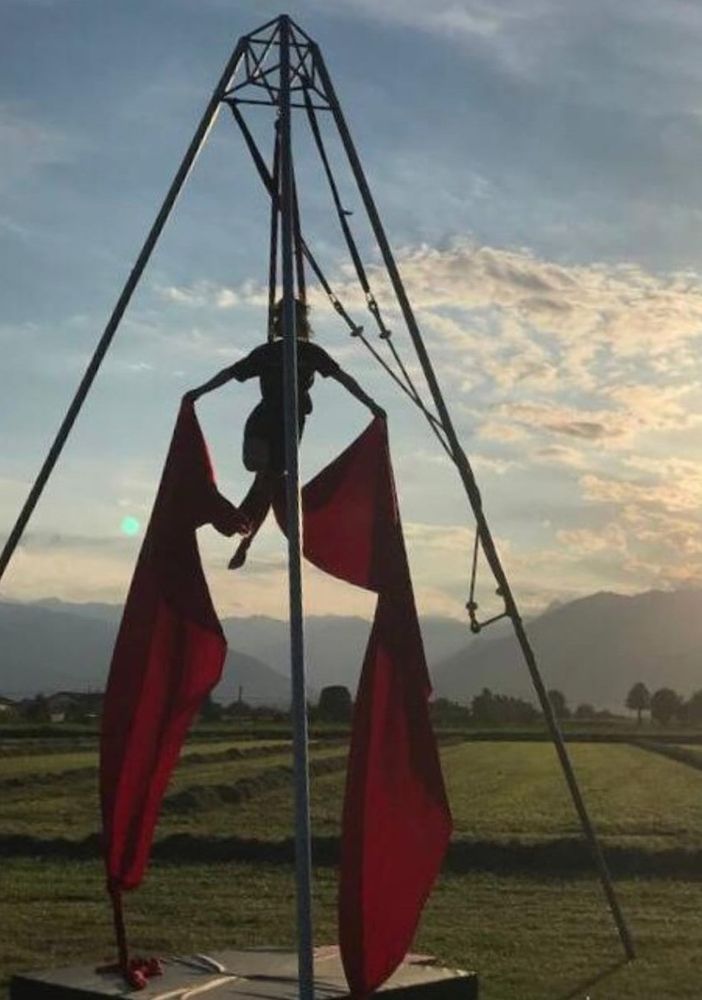 La scuola di circo Pirilampo utilizza alcuni spazi della Cascina Ai Carlot di Macello