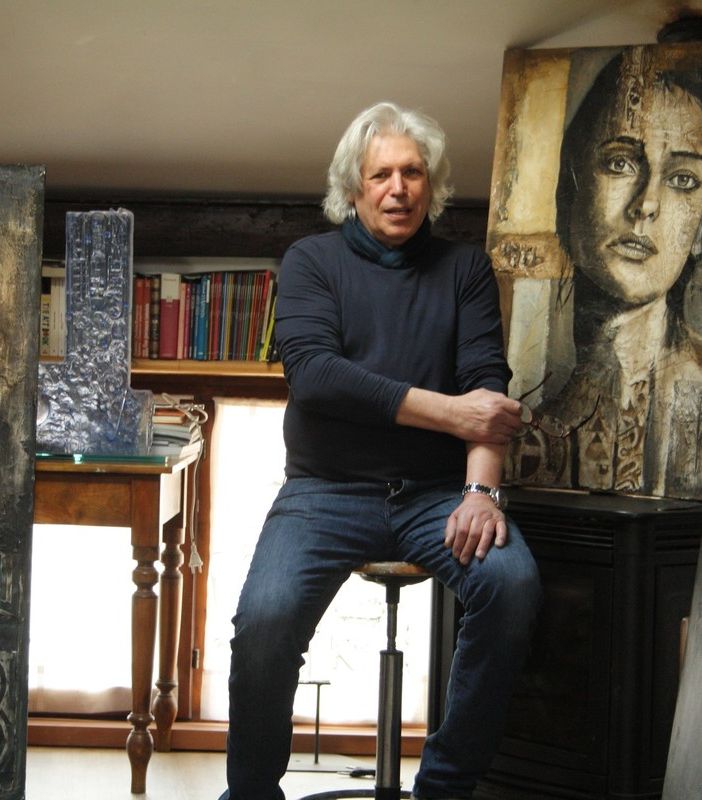 Mariano Carrara con alcune sue opere