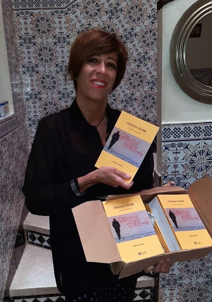 Stefania Picciau con il suo pacco di libri