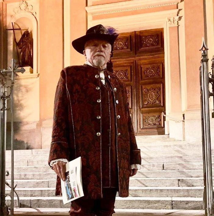 Maurizio Agliodo con gli abiti della Maschera di Ferro