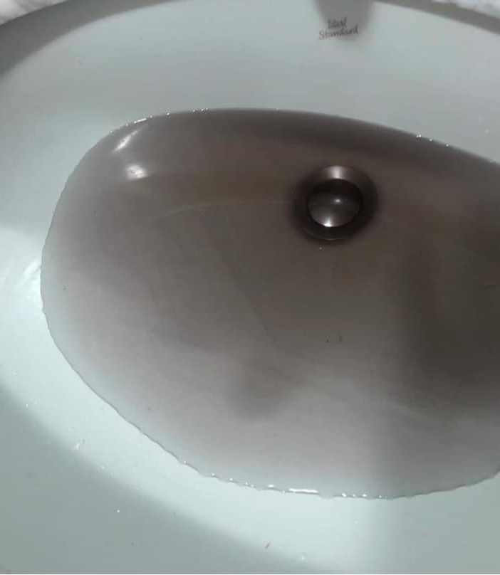 L’acqua sporca che esce dai rubinetti a None
