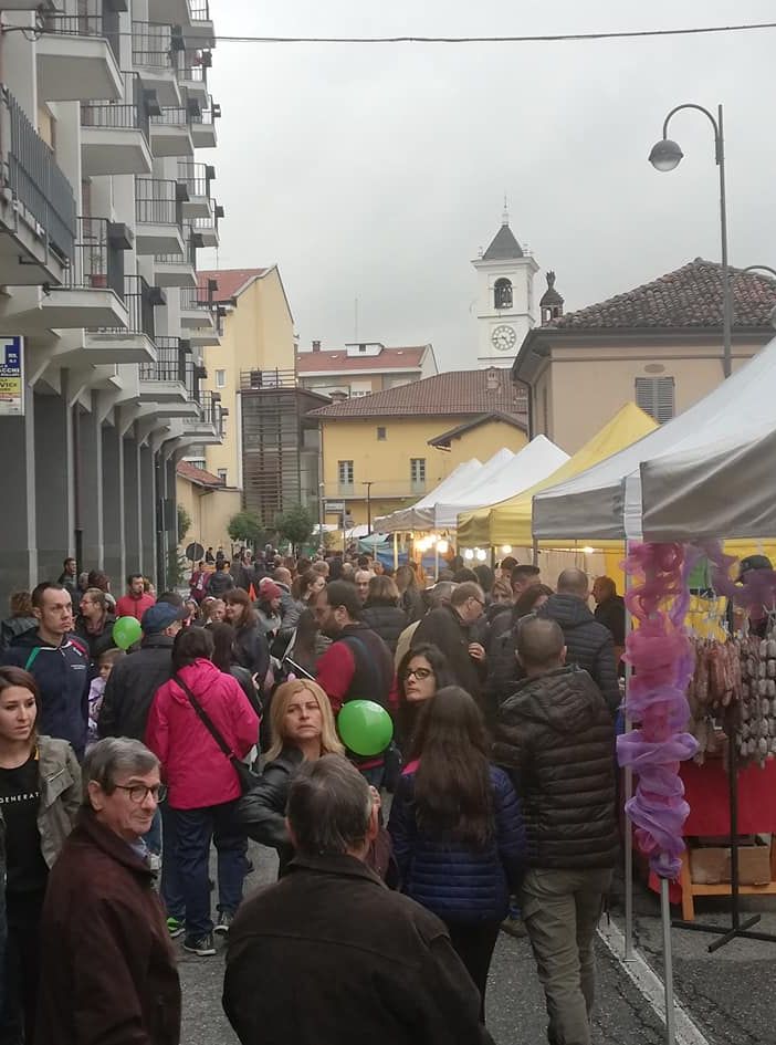Il centro di None da stasera si riempie di dolcezza