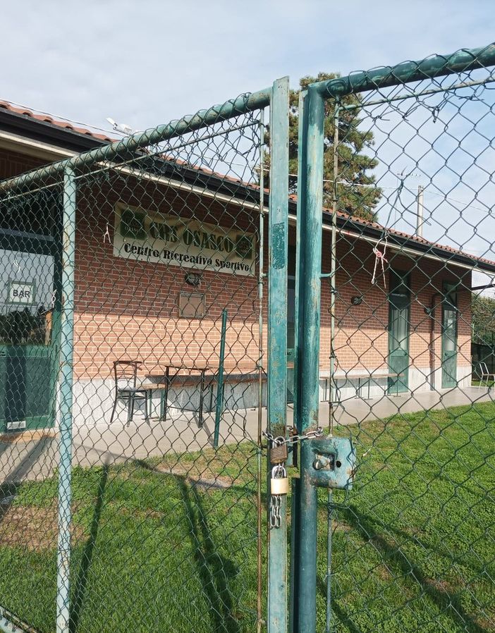 Il campo sportivo di Osasco chiuso con il lucchetto