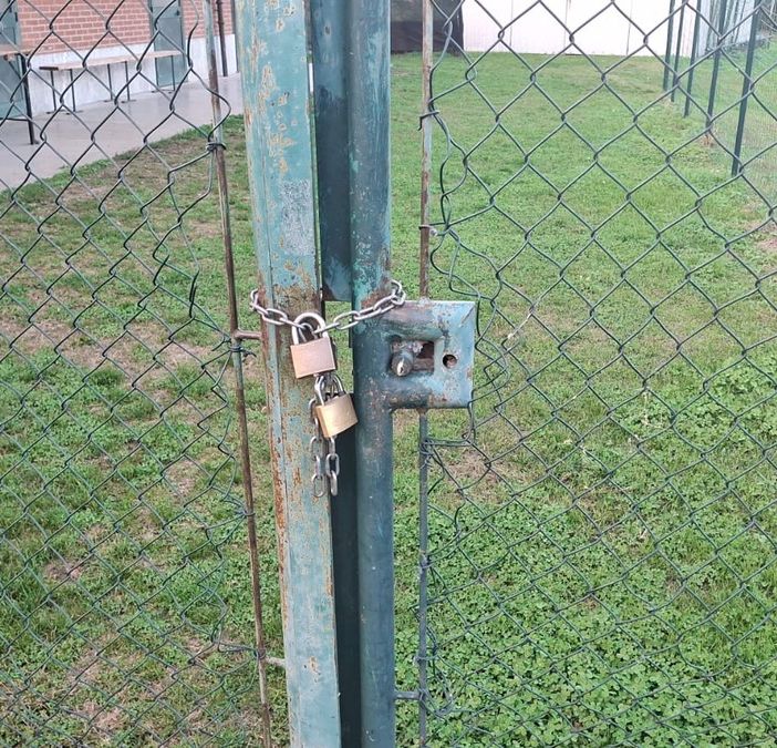 Il lucchetto che chiude il campo sportivo
