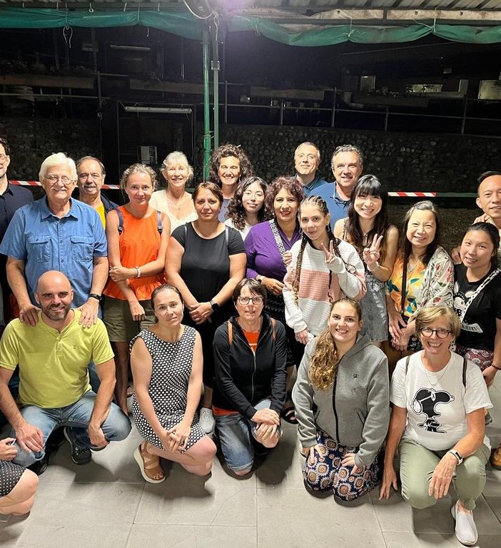 Il gruppo che lavoro alla festa multiculturale di Pomaretto