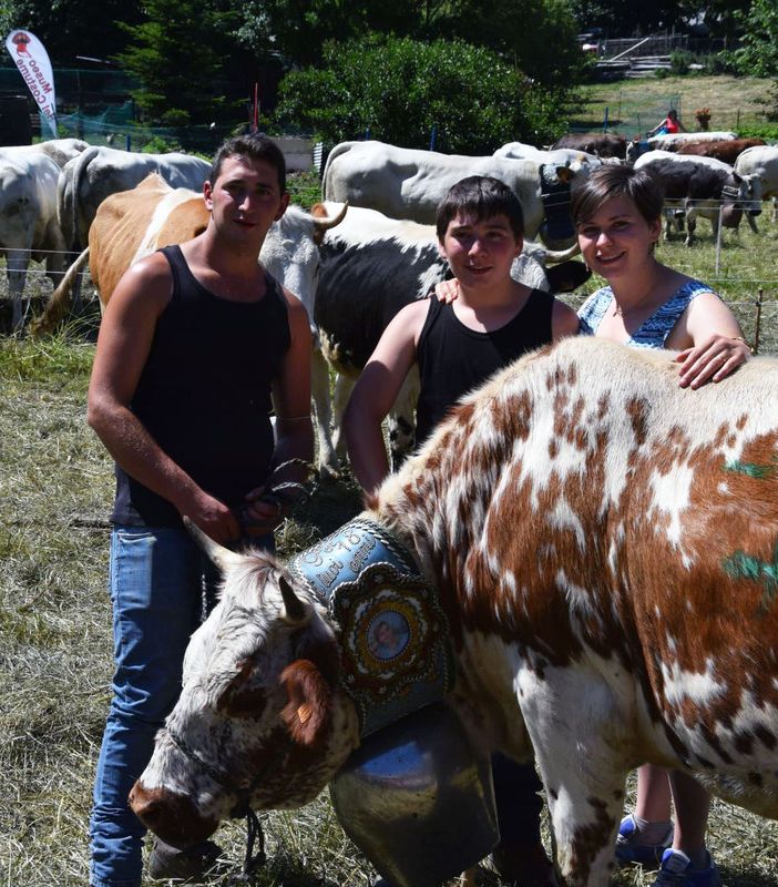La Miss Mucca di Pragelato Partensa con, da sinistra, Ettore e i suoi fratelli Edoardo ed Elisabetta