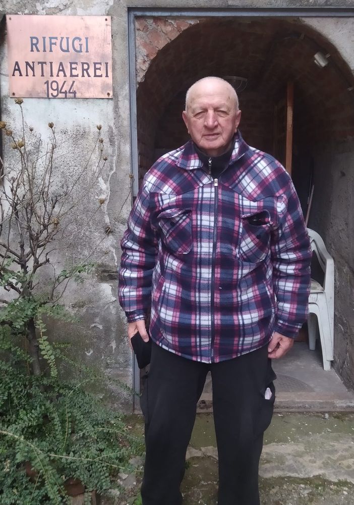 Italo Bernardi fuori dai rifugi antiaerei di via Roma