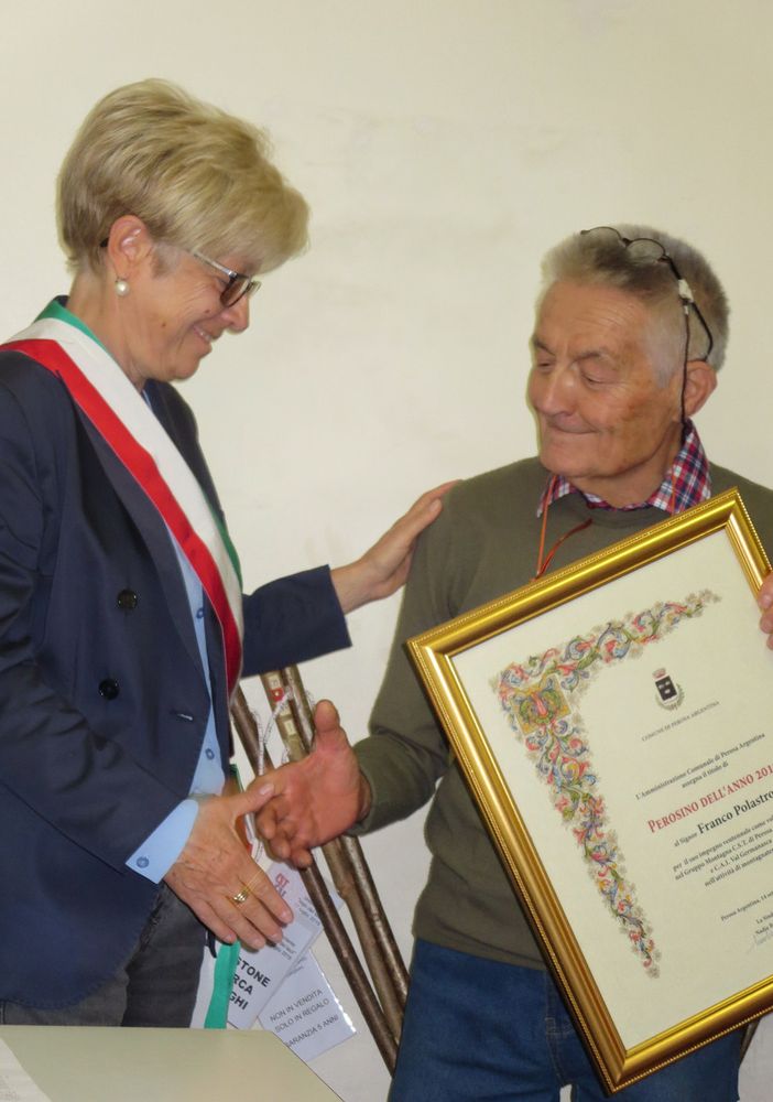 Franco Polastro riceve il premio di ‘Perosino dell’anno’ dal sindaco Nadia Brunetto