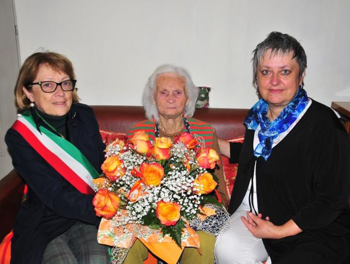 La sindaca Nadia Brunetto consegna i fiori a Olga Dema (foto di Massimo Bosco)
