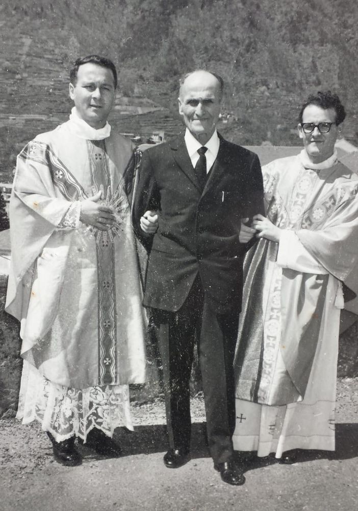 I fratelli don Pietro e don Luigi con il papà Mario