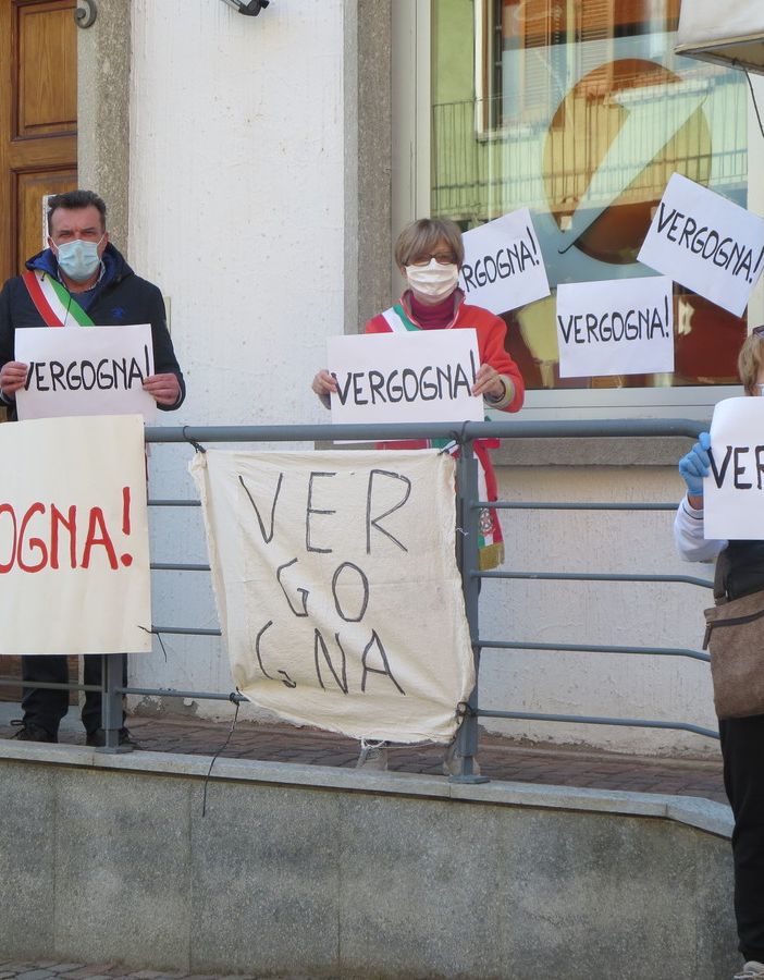 Unicredit di Perosa Argentina, dopo il «vergogna», arrivano i soldi nel bancomat