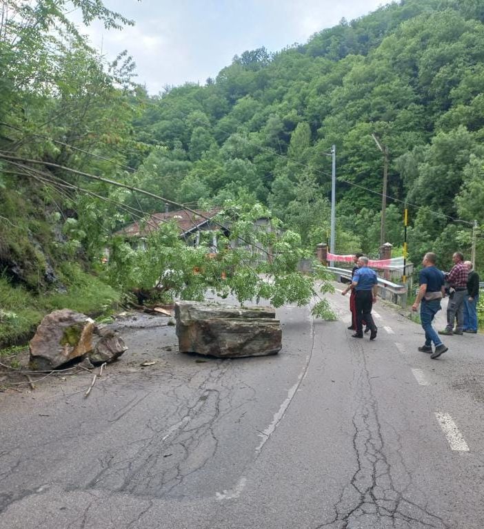 I massi caduti in strada