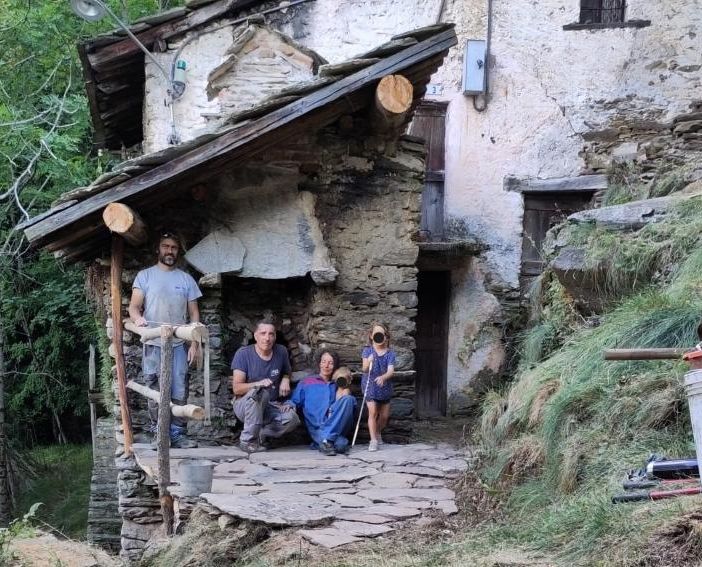 Daniele Salengo, Valdo Poet, Erica Zuccalli con i figli davanti al forno restaurato