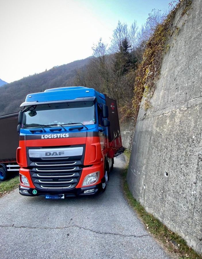Si incastra con il tir sulla strada per Villasecca a Perrero [FOTO]