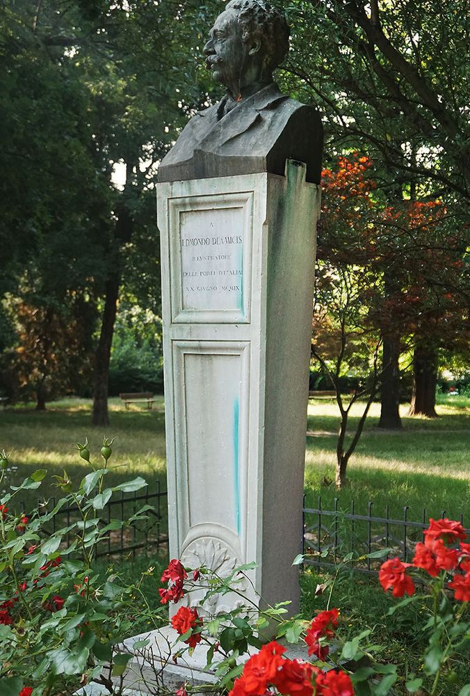 Il busto di De Amicis, con le striature celesti da pulire