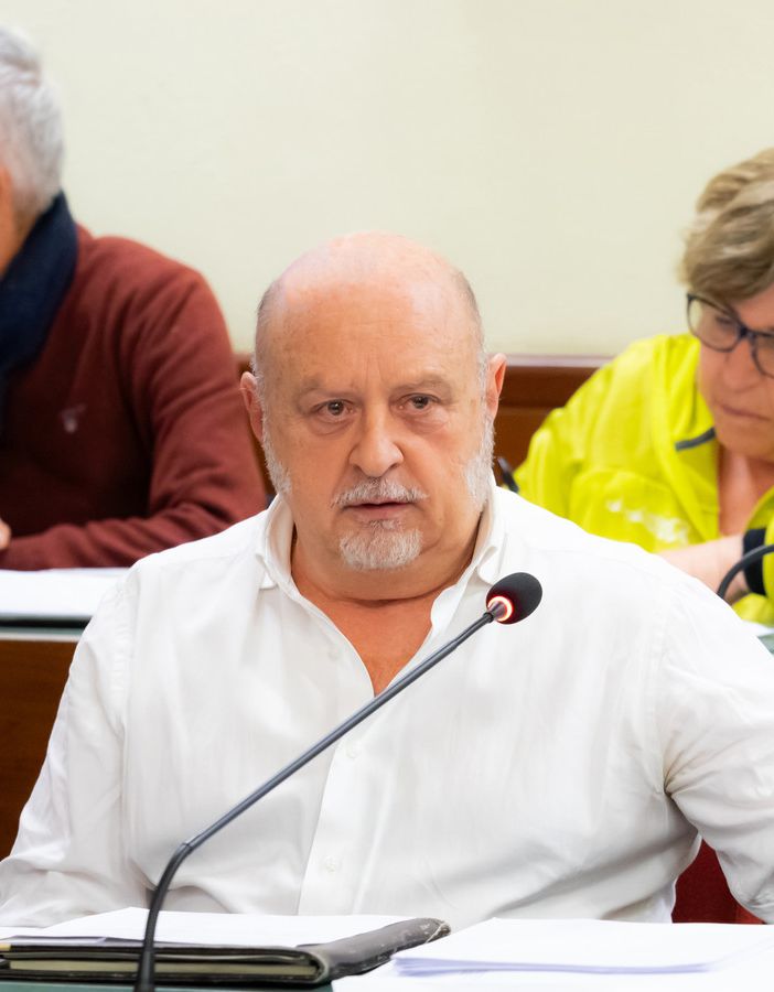 Dario Mongiello, in primo piano, in Consiglio comunale (Foto di Christian Bosio)
