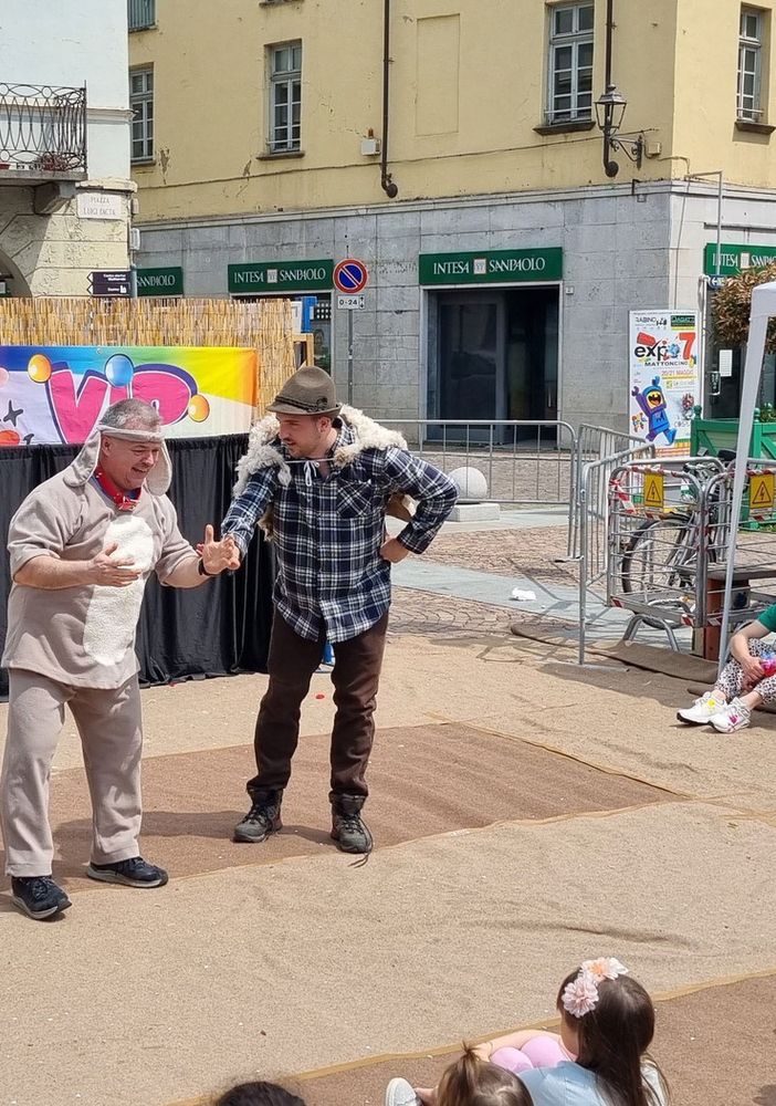 Davide Gozzi, a sinistra, in una gag, nei panni del cane Liuk