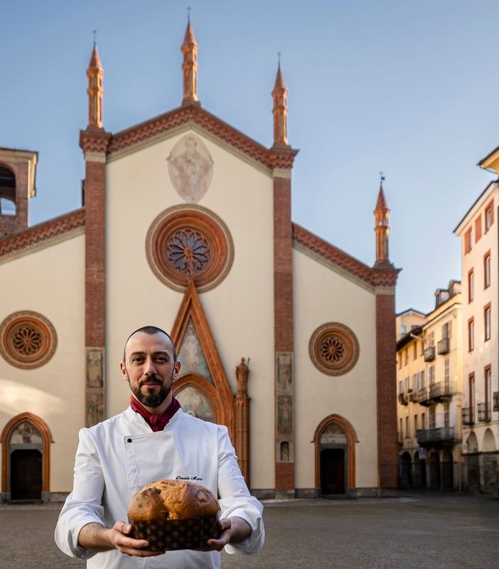 Davide Muro, davanti al Duomo di Pinerolo, con una sua creazione in mano (foto di Paolo Mantovan)