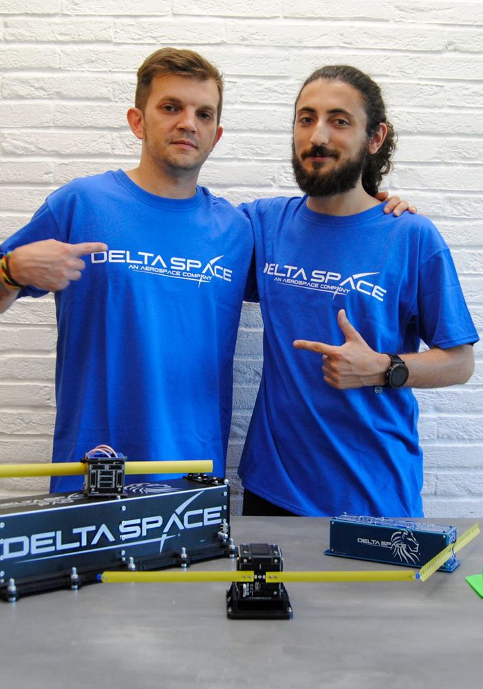 Davide Petenzi (a destra) con il suo satellite