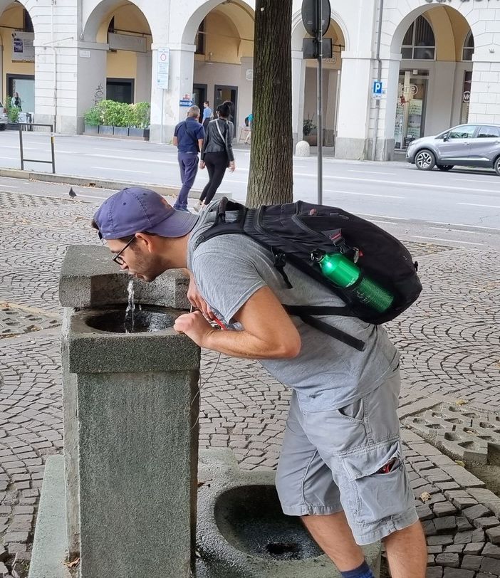 Gioele Urso che si rinfresca alla fontanella di piazza Fontana, all’arrivo