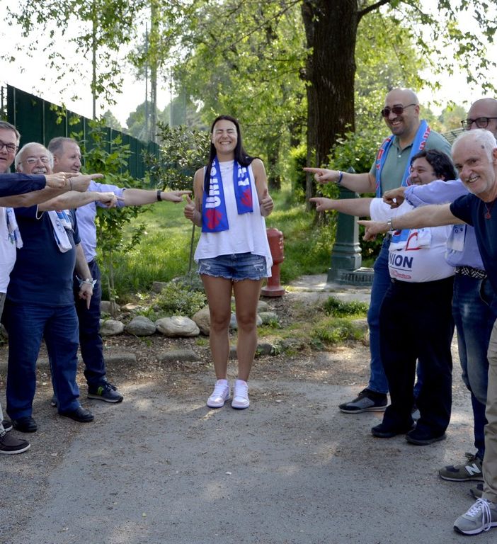 Ilenia Moro tra tifosi e dirigenti (foto di Cinzia Consolati)