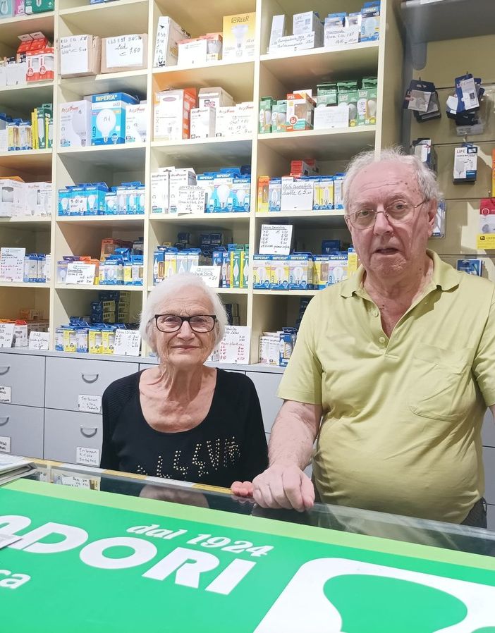 Vittorio Cazzadori e Luciana Biz nel negozio che ha compiuto 100 anni