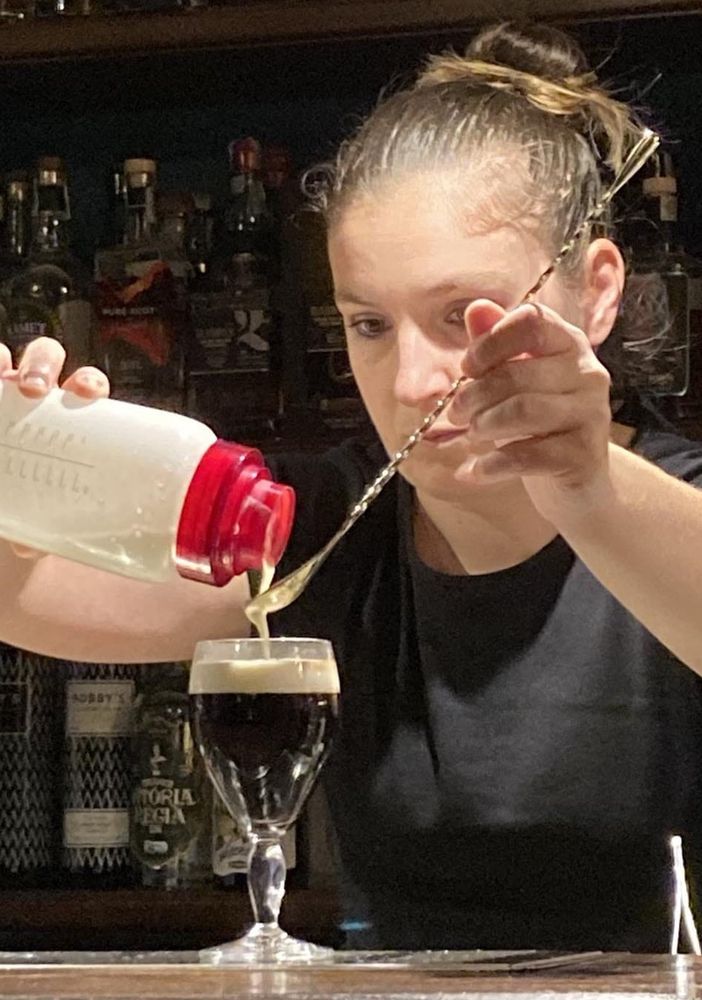 Noemi Desirée Amato al lavoro al bancone di ‘El Cantinero Again’