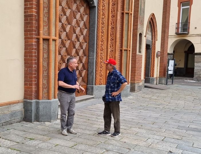 Da sinistra Paolo Zebelloni e Marco Davite di fronte al Duomo di Pinerolo dove verrà fatta una parte delle riprese