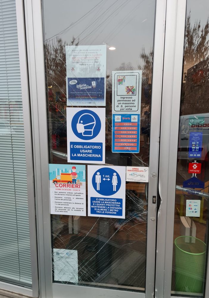 Porta forzata al Podio Sport di Pinerolo